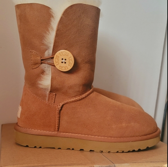 UGG Bailey Button II Beige Boot Size-6 Like New With box - Picture 2 of 10